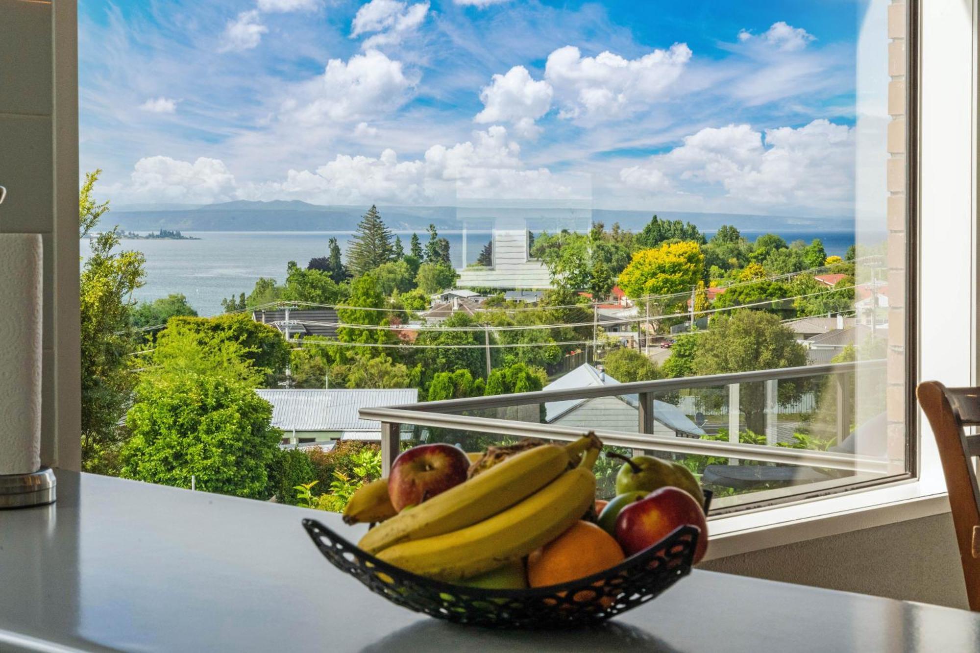 Ngaio Views - Lake Taupo Holiday Home Екстер'єр фото