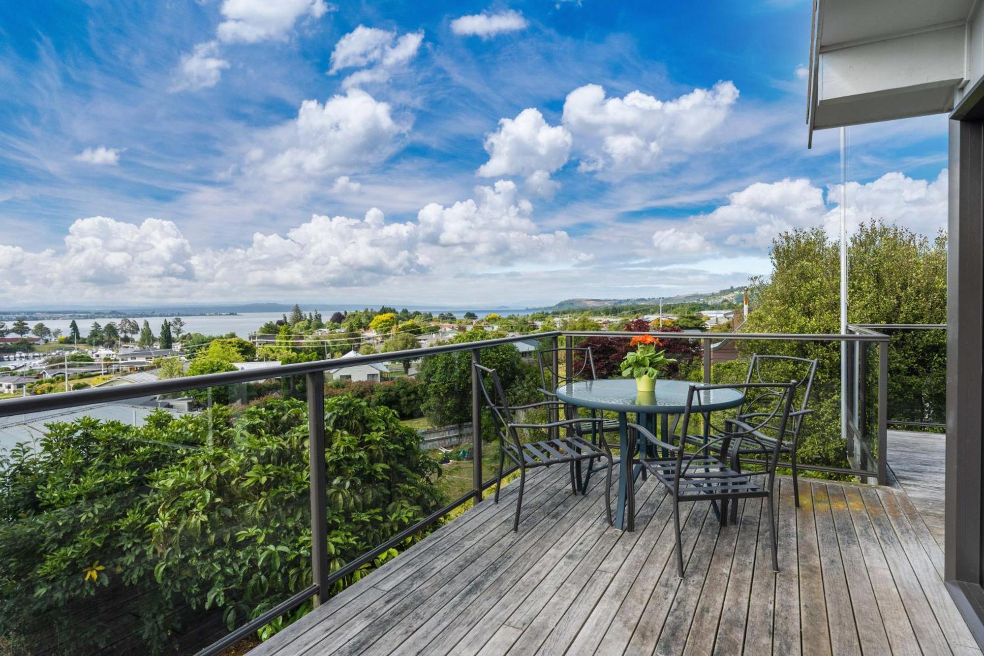 Ngaio Views - Lake Taupo Holiday Home Екстер'єр фото
